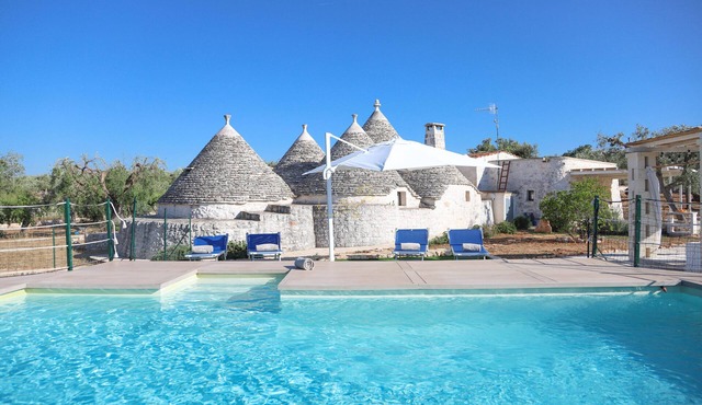 TD Trulli Albapetra Pool & Olive Trees