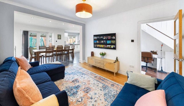 The Aviator 4BR 2 Bath Heathrow Parking Spacious