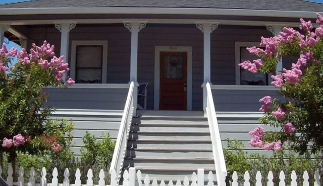 The Corner Cottage ~ Downtown out your door with Private Vineyard