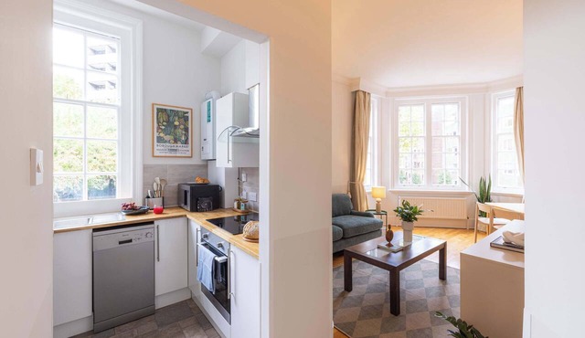 The Regency: Bright & Elegant 2BR in Victoria