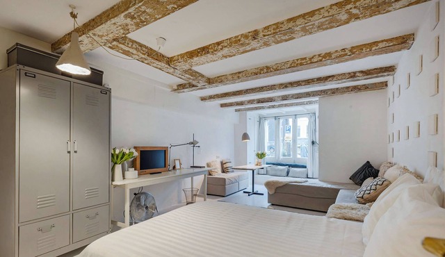 The White Canal Studio in heart of Amsterdam