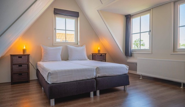 This comfortable home combines an authentic North Holland atmosphere with modern conveniences, so the holiday feeling starts the moment you arrive. Surrounded by the classic polder landscape, you can enjoy peace and space here, with towns, water and