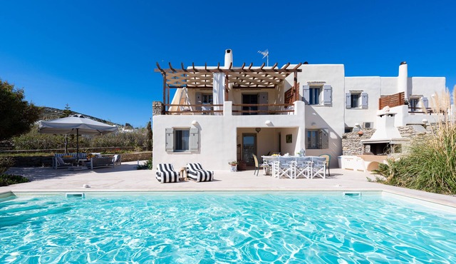 Three-bedroom villa with Private Pool with easy access to Parasporos Beach