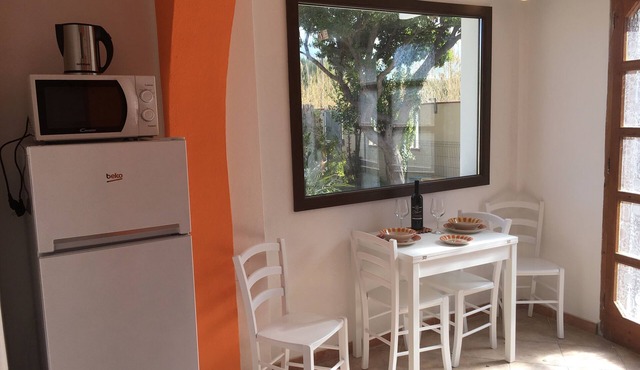 Three-room apartment on the ground floor, 1 minute from the beach. Between Cagliari and Villasimius.