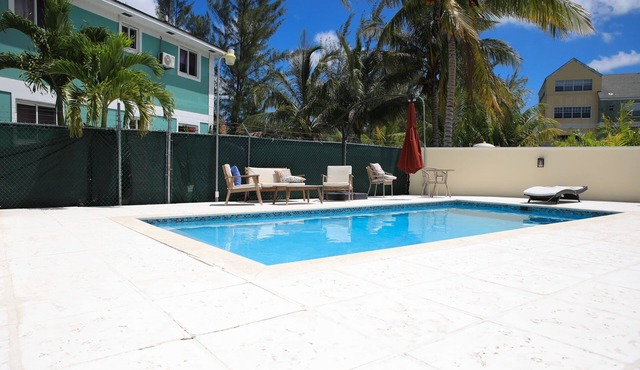 Townhouse w/Pool Near Beach, Airport & Supermarket
