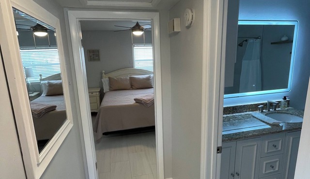 Tranquil Renovated Davis Islands Apartment