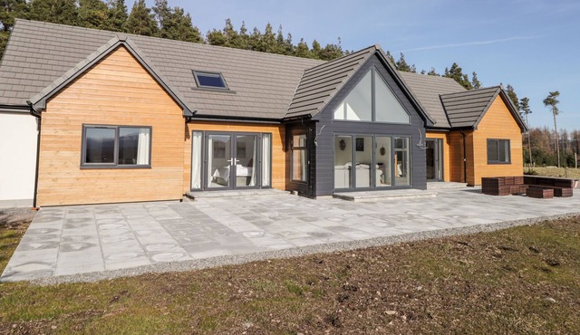 TROYA, family friendly, with a garden in Inverness