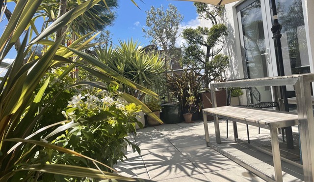 Two bedroom flat in Hoxton, sunny terrace, 10 mins from Old Street tube station