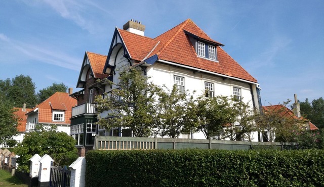 Typical Belgian Coast cottage close to the sea with private parking.