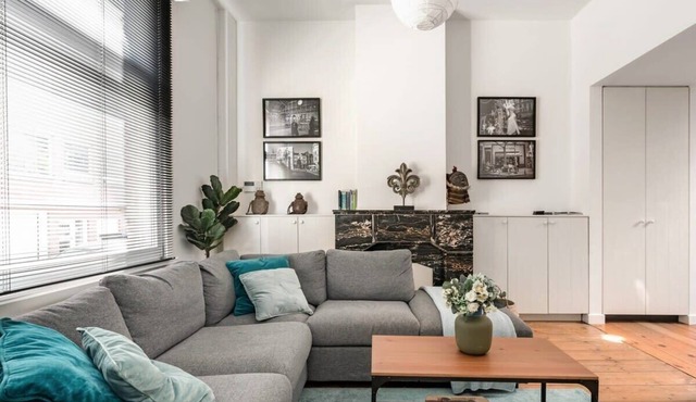 Urban Comfort: Central 2-BR Townhouse for 6