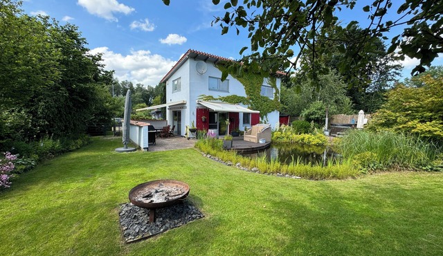 Vacation home directly on the Ems-Jade Canal Sauna, hot tub, whirlpool, sauna, fireplace