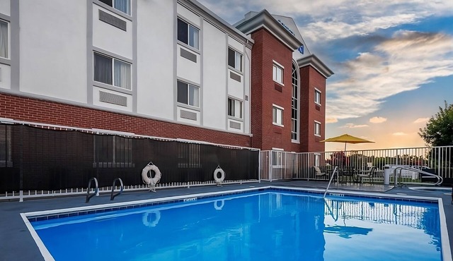 Value Stay! Short Drive to Browns Valley Park! With outdoor pool and terrace