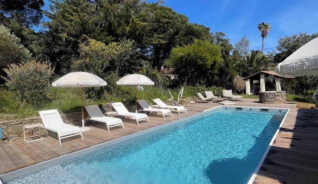 Villa 1907 facing the sea 1 min from the beach, shops and 3 min from the golf course