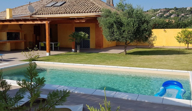 Villa Chloe, a few km from Cagliari with private swimming pool, garden, green lawn