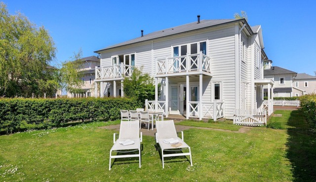 Villa in Hellevoetsluis near North Sea Beach