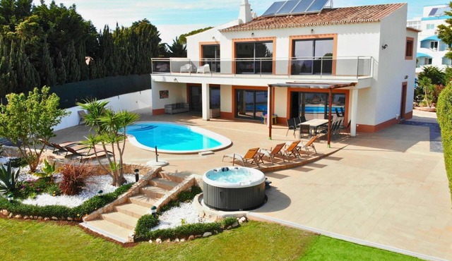 Villa Margarida by Laranjal Rentals
