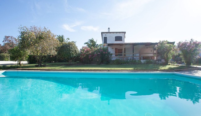 Villa Paolina: private pool, large shady patio, front garden.