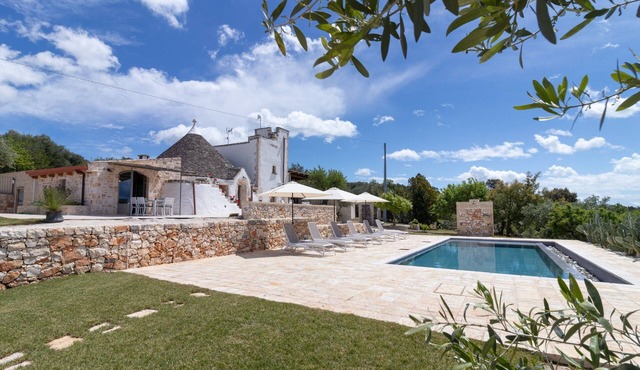 Villa 'Torre dei Trulli' with Pool, Garden, Terrace and Wi-Fi