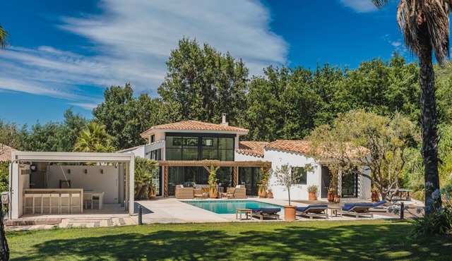 Villa with a heated pool and terrace – near Saint-Tropez and the beaches