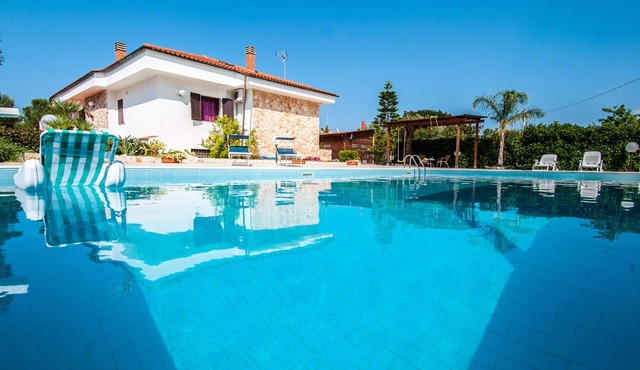 Villa with Pool in Puglia for 8 people