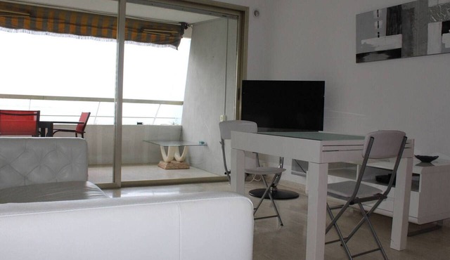 Villeneuve-Loubet: Apartment with Terrace, Air Conditioning and Garage