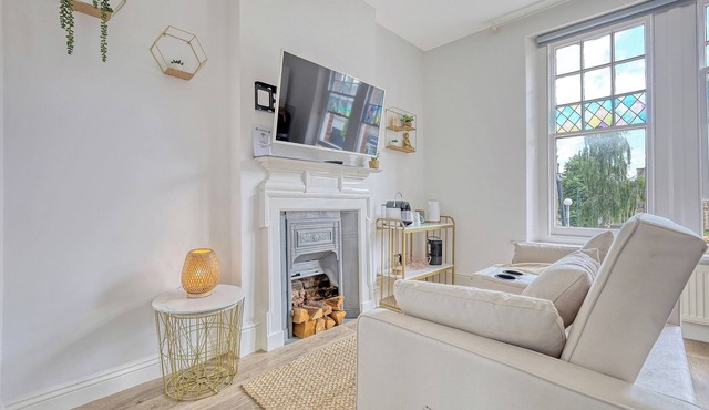 Wanstead Gem – Bright, Cosy & Immaculate High Street Apartment in East London