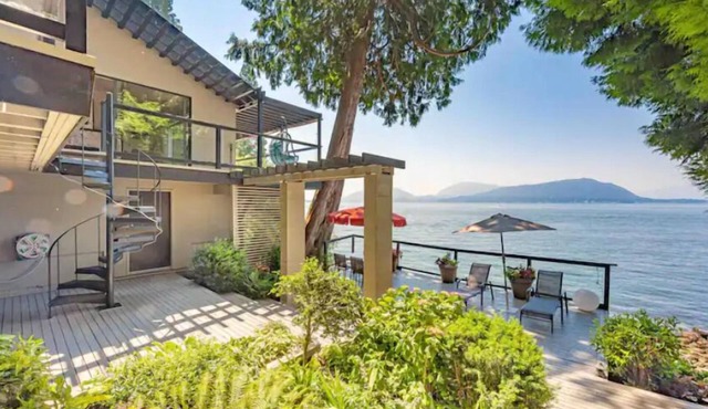 Waterfront Cottage with Superb Coastline Views in West Vancouver