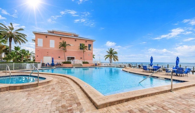 Waterfront Gated Resort Style Living Townhome St. Pete- 10 mins DT, 20 min Beach
