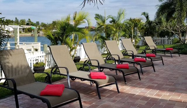 Waterfront Luxury Oasis - Steps to Beach - Kayaks, Private Dock & Patio 🏖