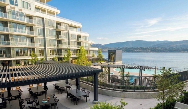 Waterfront luxurious 2-bedroom/2 bath apartment in fabulous Kelowna