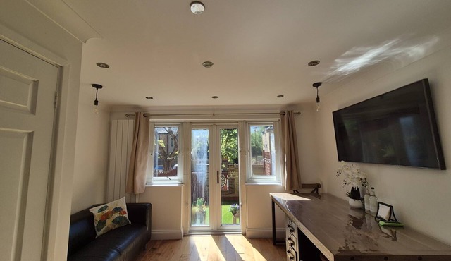 Waterfront Townhouse w/AC + Sauna. Subway + River Boat - Fast to Central