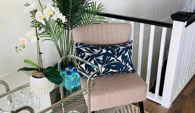 Welcome to Eleven! Beautiful 2 Bedroom Unit Near Airport & Beach