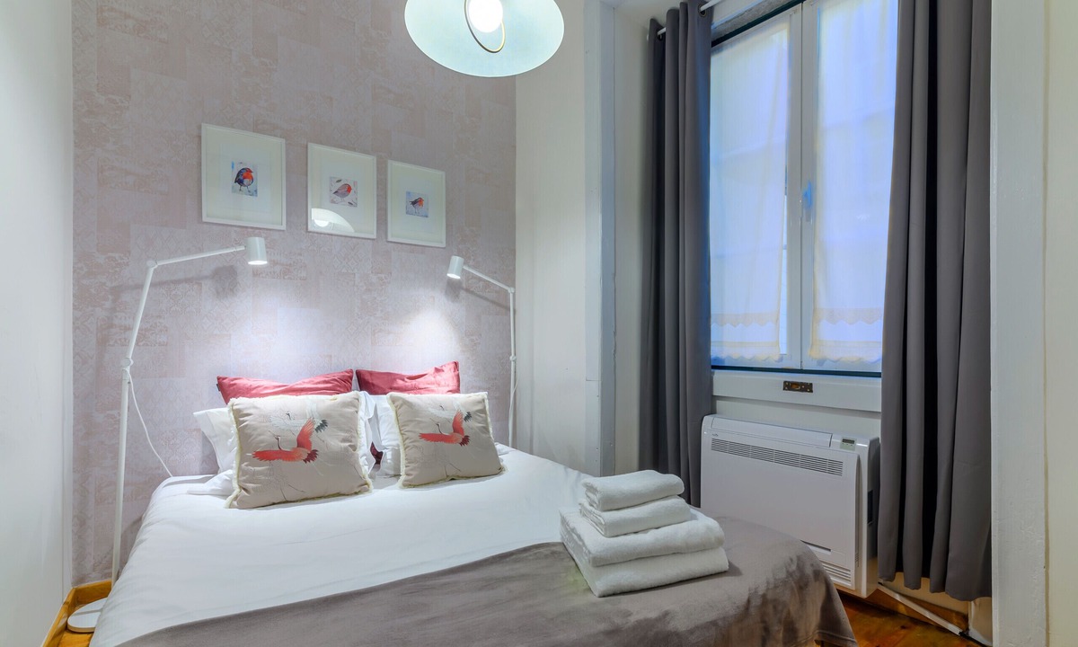 Alfama Apartment | TV2 - Alfama Charm | AC | Walk to Train & Tram 28 2 bedrooms sleeps 5