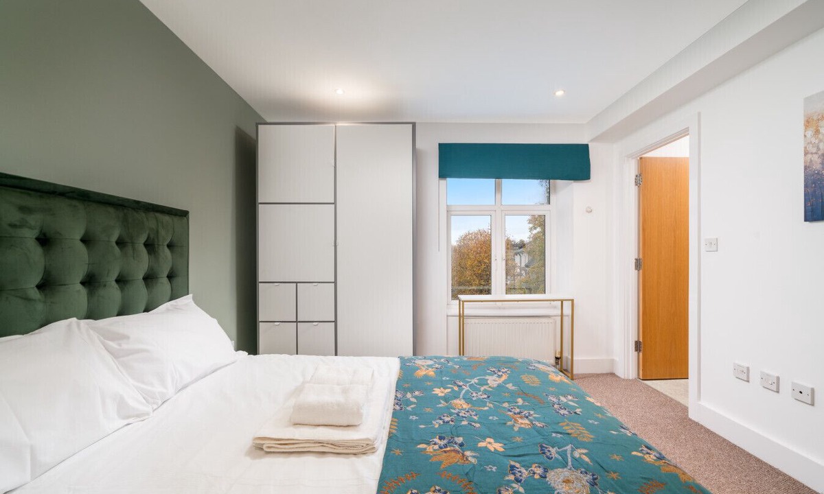 Blackheath Apartment | Stunning 3 Bedroom Flat, with Parking, Sleeps Six, Near Greenwich Park
