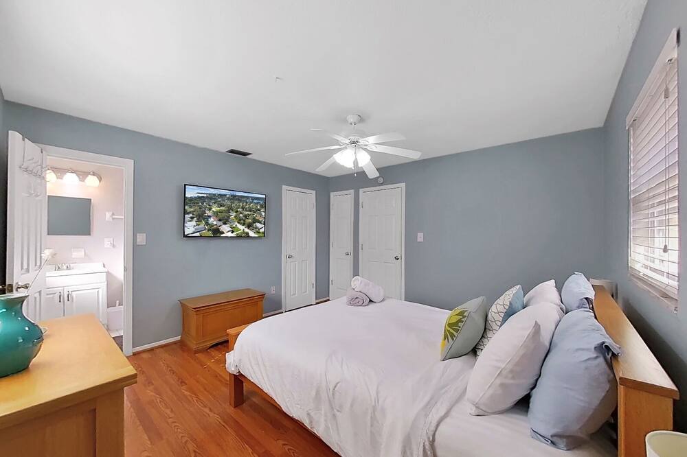 Photo of Bedroom in Shore Acres