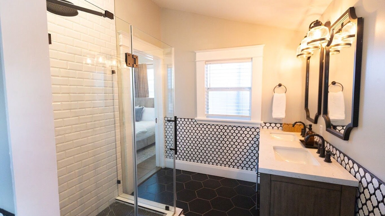 Photo of Bathroom in Bayshore Gardens