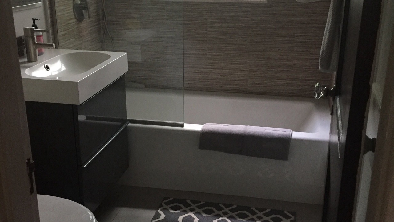 Photo of Bathroom in Jamaica Hills - Pond