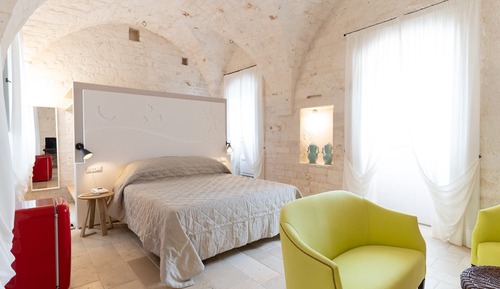 Deluxe Room, 1 King Bed, Courtyard View
