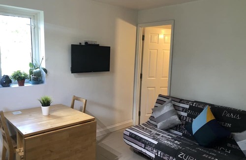 Harlington House | Apple House Guesthouse Heathrow Airport
