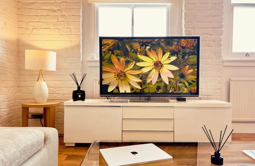 Queen's Gate Apartment | Elegant South Kensington Apartment Near Museums & Tube
