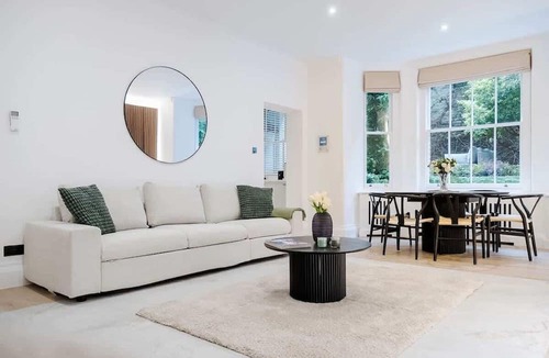 South Kensington Apartment | Classy 2BR 2BA in the ♥️ of Central London ❄️ Air Con. 🌿 Terrace | Sleeps 6