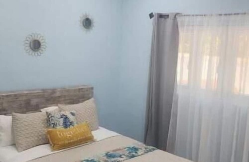 Nassau House | Blue Turtle 6-bedroom house in welcoming Nassau with WiFi, AC