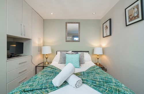 Redcliffe Apartment | Modern 2-bedroom, 2-bathroom apartment in central Chelsea with a private garden and terrace, fully equipped kitchen, free WiFi, and easy access to Earl’s Court, South Kensington, and Stamford Bridge — ideal for families or friends.