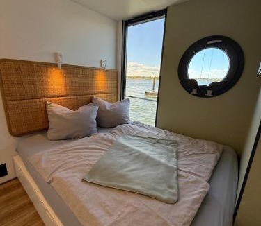 Schleswig Boat Rental | Hausboot Fjord Schleiliebe mit Biosauna und Dachterrasse in Schleswig