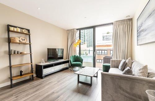 Whitechapel Apartment | Aldgate East Apartment with Balcony