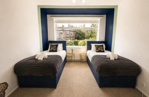 Manchester Apartment | Modern 4-Bed House, Free Parking & WiFi in Swinton