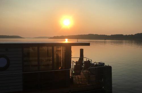 Schlutup Boat Rental | Hausboot Hafenprinz Lübeck