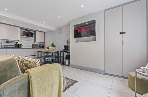 Holland Park House | Stylish 3 Bed Town House in Holland Park - Central London - Free WiFI