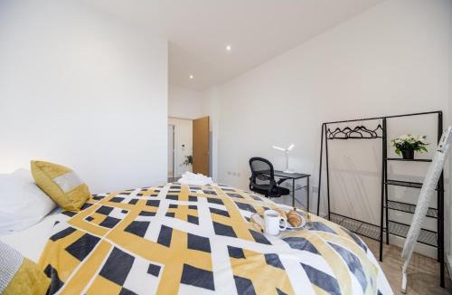 Woolwich Riverside Apartment | Stylish 2 bed Flat in London with River Thames views Access to boat rides into London-Near O2 Arena and Excel, Fast Wi-Fi, Free Parking, Excellent links Elizabeth and Southeastern Train Line