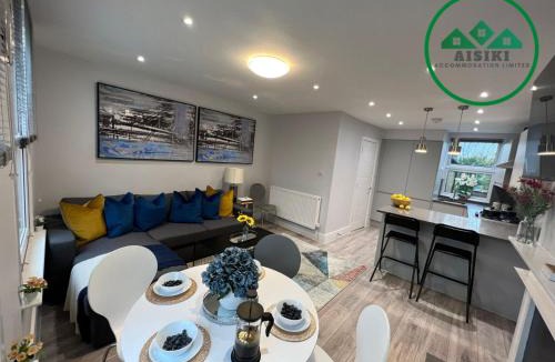 North Finchley Apartment | Aisiki Apartments at Stanhope Road, North Finchley, Airconditioned Multiple 2 or 3-Bedroom, Pet Friendly Duplex Flats, King or Twin Beds with Free WiFi